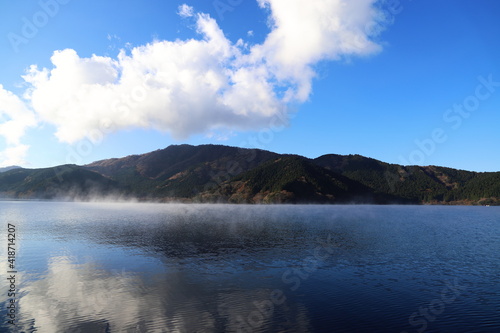 湖と山と霧
