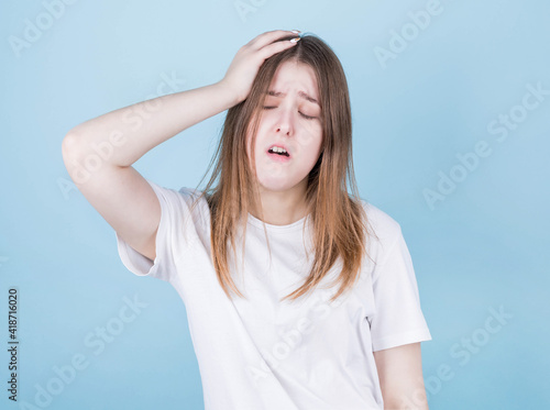 Billede på lærred Portrait of a beautiful young brunette woman in a white T-shirt with disheveled