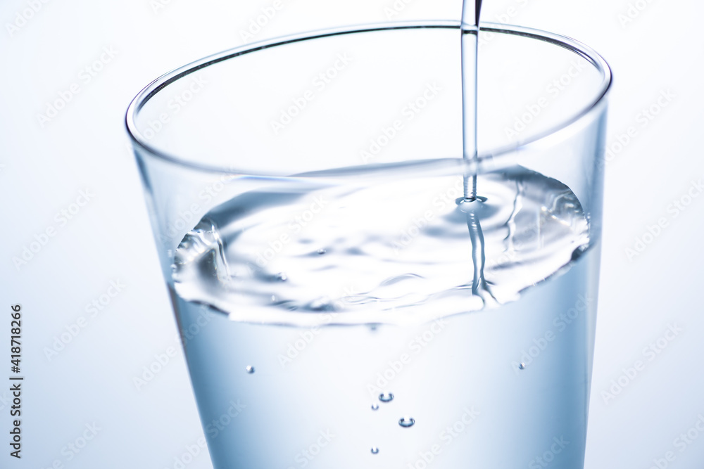グラスに水を注ぐ