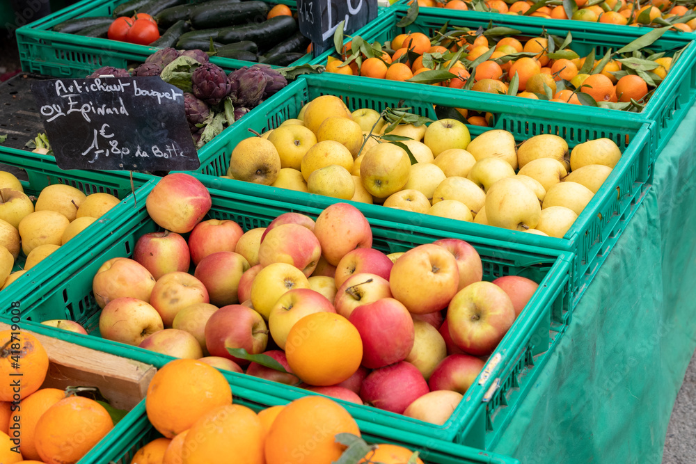 Etal de pommes au marché