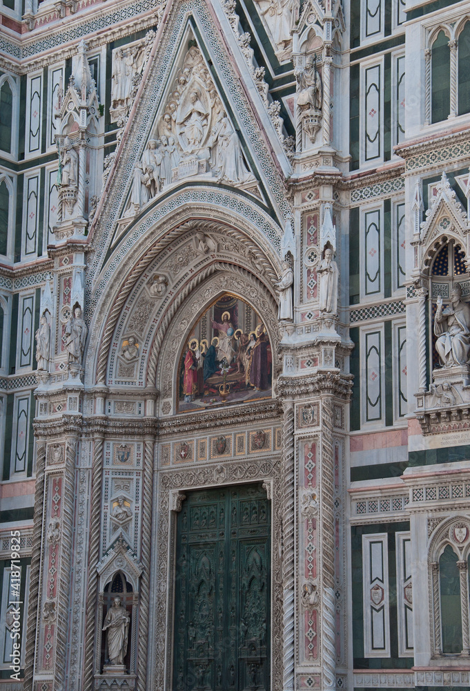 Firenze - Particolare del portale della Cattedrale di Santa Maria del Fiore