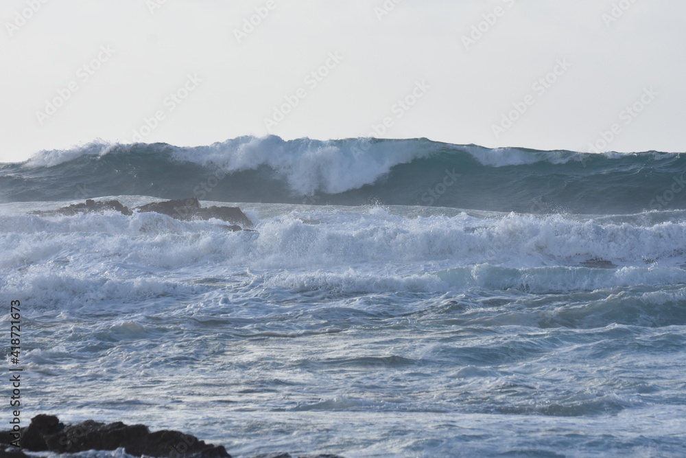 Obraz premium Watching the waves from the cliff