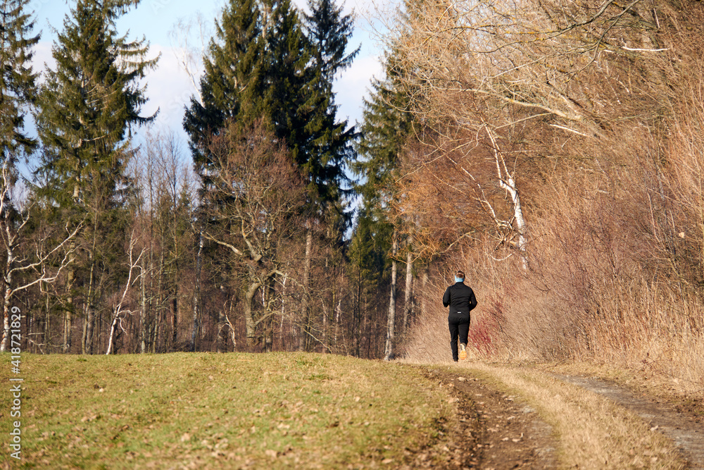 Ein mann joggt im Frühling durch die Natur Ein mann joggt im Frühling durch die Natur