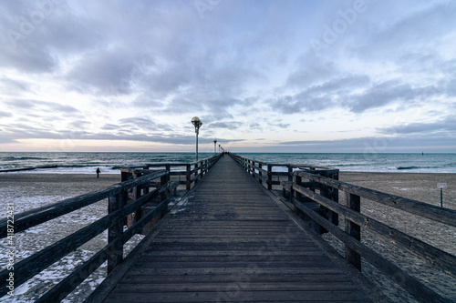 Seebrücke von Graal-Müritz an der Ostsee in Mecklenburg-Vorpommern an einem klaren Wintertag