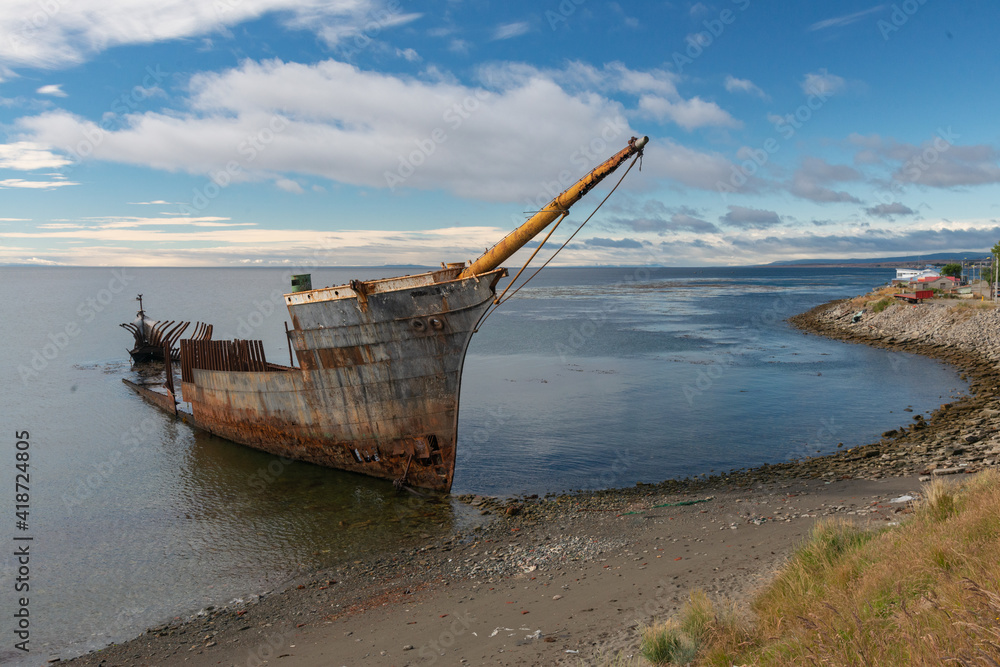 Punta Arenas no Chile. Navio abandonado para desmonte