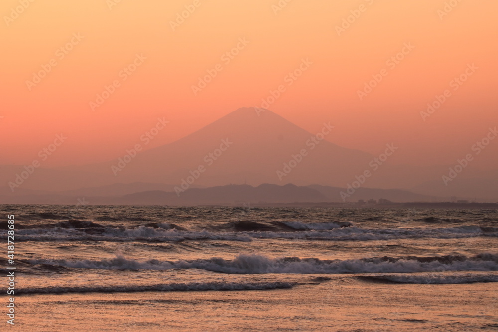 夕暮れにかすむ富士山のシルエット
