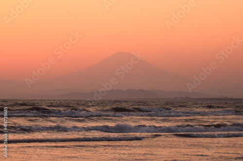 夕暮れにかすむ富士山のシルエット © nawakesa