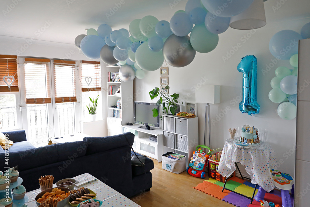 urodzinowy pokój dziecka wystrojony balonami - obrazy, fototapety, plakaty 