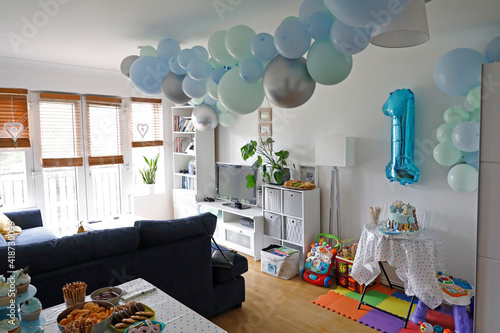 urodzinowy pokój dziecka wystrojony balonami