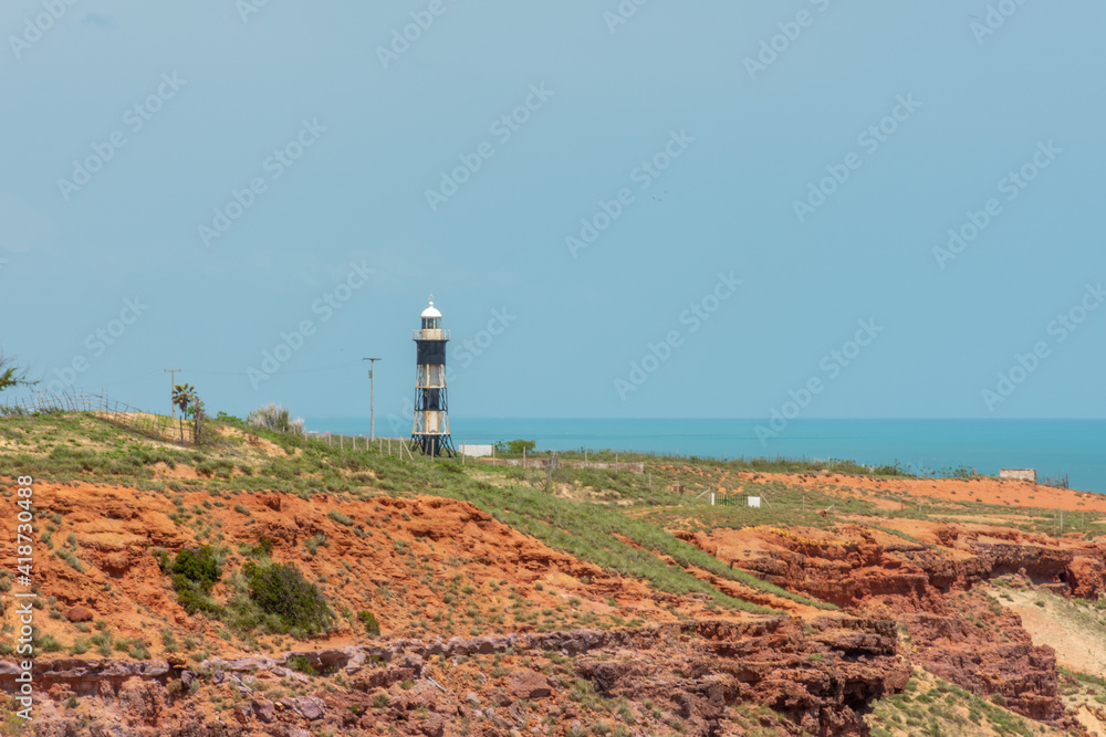 Farol ativo a beira mar