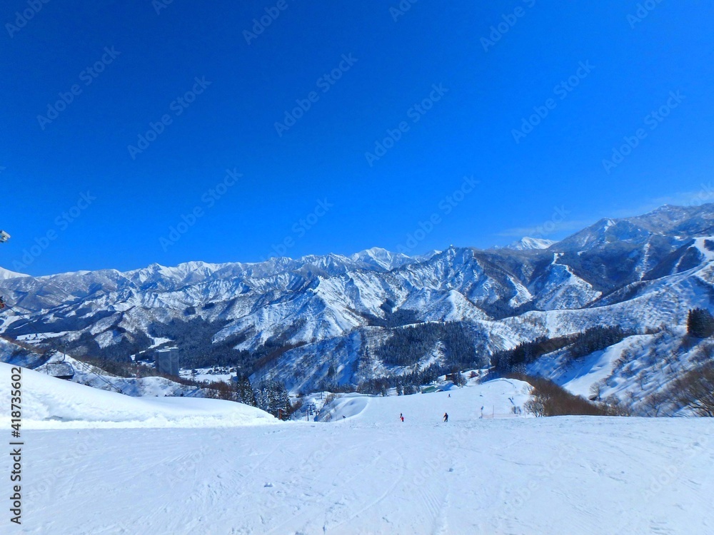 快晴のスキー場、最高のコンデションのゲレンデ、雪山です。