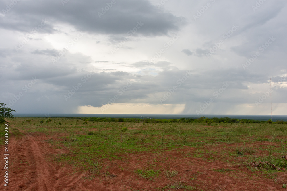 Fototapeta premium Enardecer com cú escuro e nuvens de chuva
