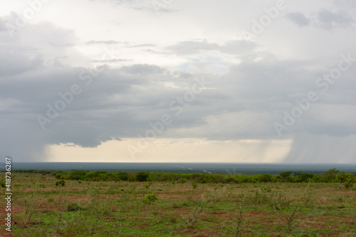 Enardecer com cú escuro e nuvens de chuva
