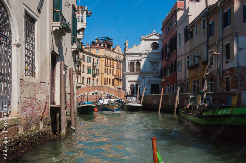 Typische Szene in Venedig. Blick auf einen Kanal, gesäumt vom alten Gebäuden, mit Brücken und Gondeln