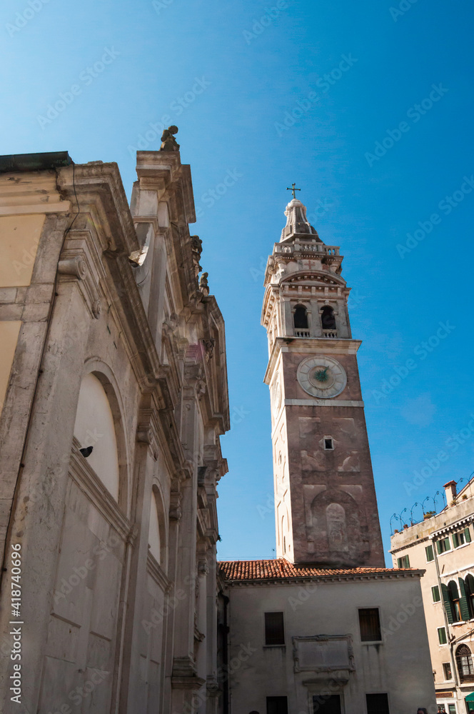 Kirche mit Kirchturm im abendlichen Licht. Ein Sommertag in Venedig
