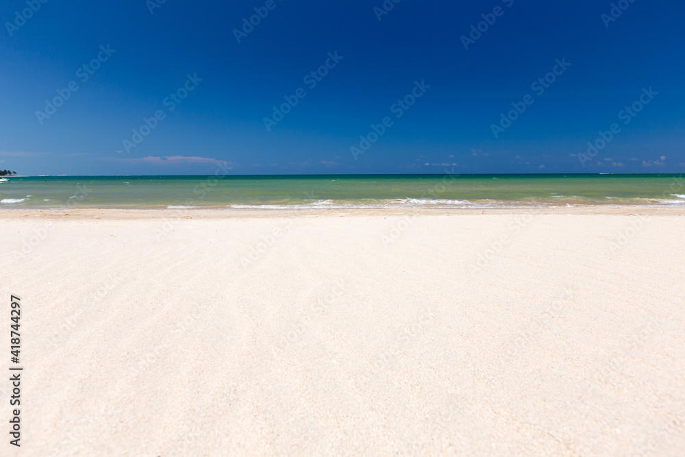 Obraz premium tropical Maldives island with white sandy beach and sea