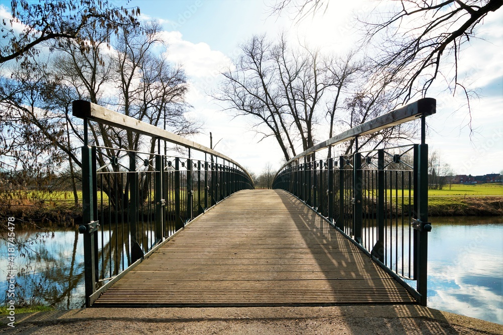 Brücke über die Ems in der Nähe von Telgte, Nordrhein Westfalen. Winterliche Landschaft am Fluss mit kahlen Bäumen und sonnigem Wetter. Brücke über die Ems in der Nähe von Telgte, Nordrhein Westfalen. Winterliche Landschaft am Fluss mit kahlen Bäumen und sonnigem Wetter.