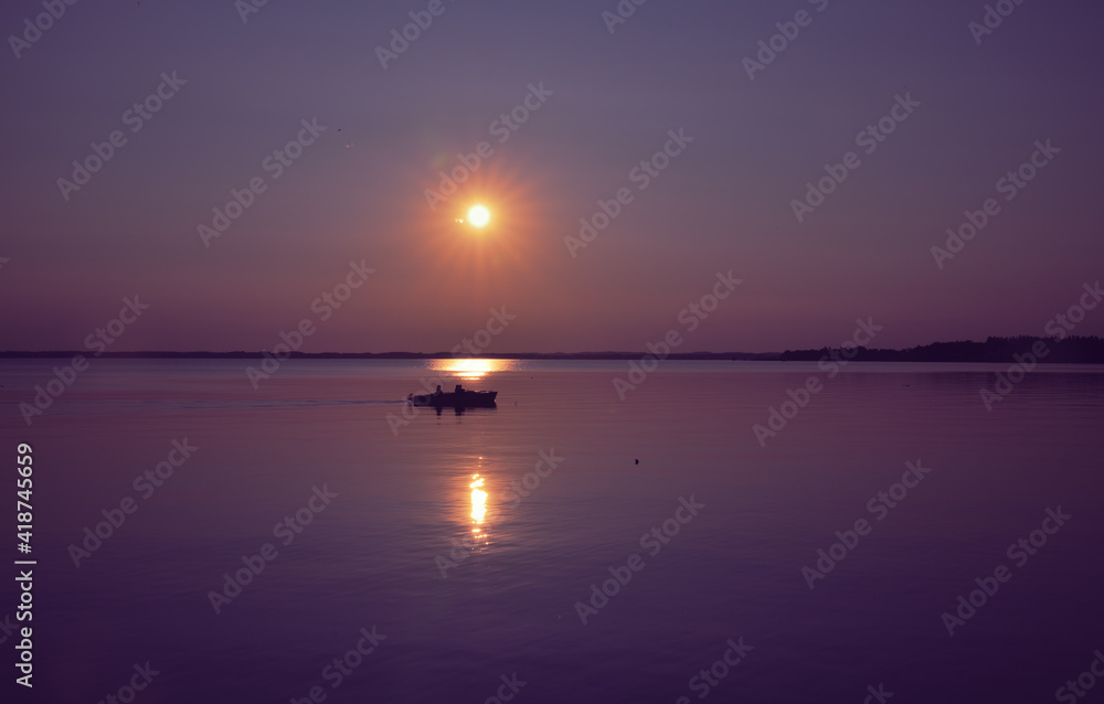Ein Boot auf einem See bei Sonnenschein 