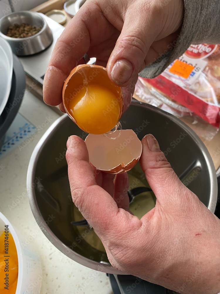 Fototapeta premium séparer le jaune du blanc , pour cuisiner