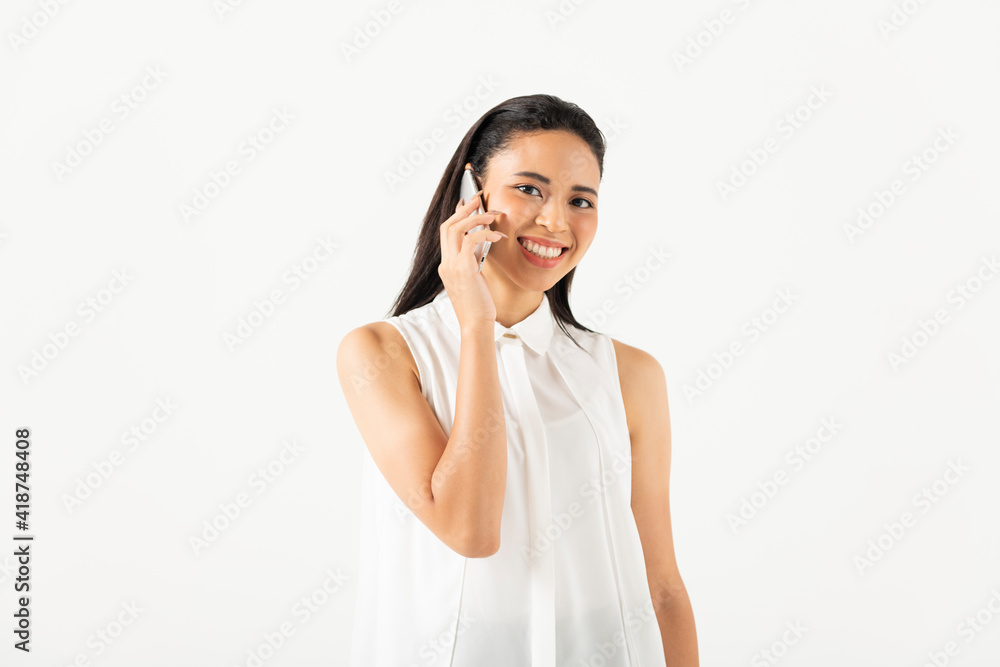 電話をするハーフ女性のポートレート