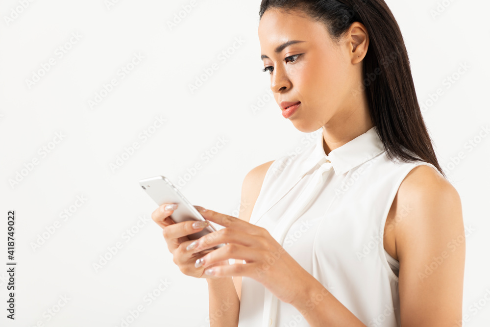 スマートフォンを持つハーフ女性 スマートフォンを持つハーフ女性