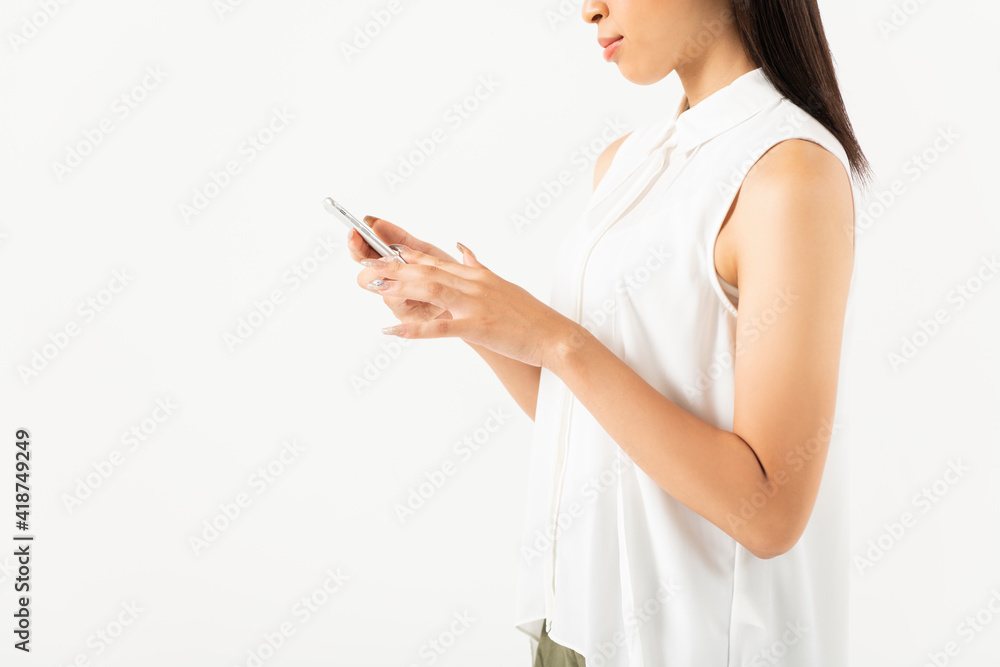 スマートフォンを持つハーフ女性 スマートフォンを持つハーフ女性