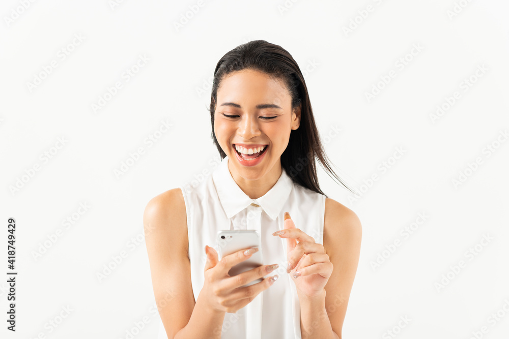 スマートフォンを持つハーフ女性 スマートフォンを持つハーフ女性