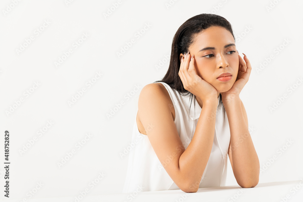 憂鬱な表情のハーフ女性