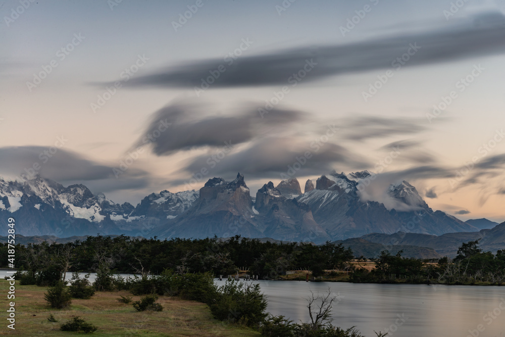 Fototapeta premium Rio Serrano no Parque Nacional Porres del Paine no Chile. Um dos locais mais procurados por fotógrafos de paisagem. 