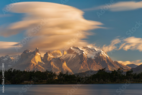 Rio Serrano no Parque Nacional Porres del Paine no Chile. Um dos locais mais procurados por fotógrafos de paisagem.  photo