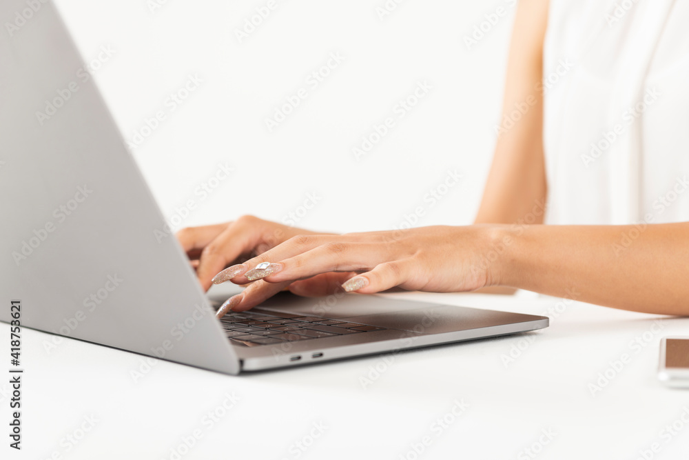 デスクワークをする女性の手元 デスクワークをする女性の手元