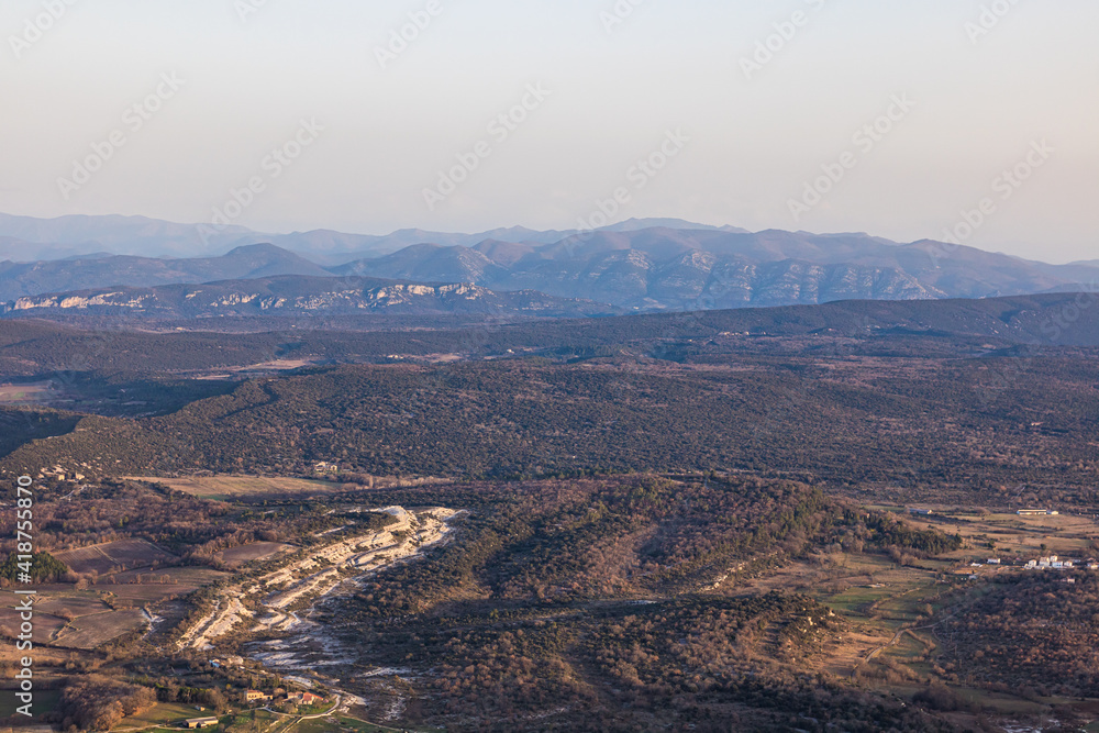 Vue sur le site géologique des marches du géant depuis le sommet du Pic Saint-Loup (Occitanie, France)