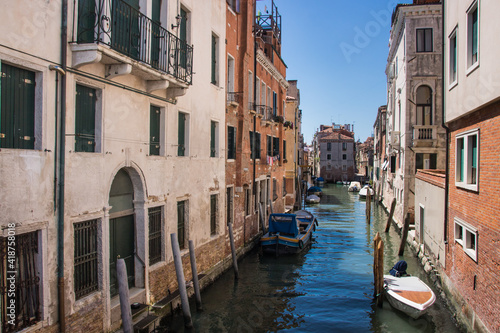 jolie vue sur les canaux de Venise en Italie, plus précisément dans le quartier de Cannaregio au Nord de Venezia © jef 77