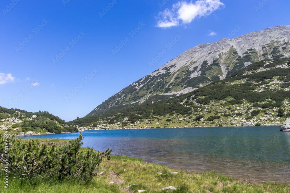 Obraz premium Pirin Mountain and Fish Banderitsa lake, Bulgaria