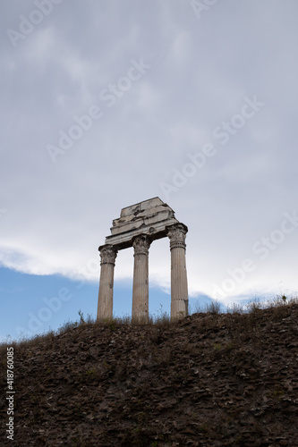 Forum Romanum Rzym zabytek latem photo