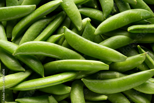 Fotografija Raw Organic Green Sugar Snap Peas. ready to eat