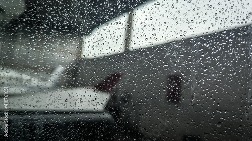 Gotas de chuva na janela de um avião
