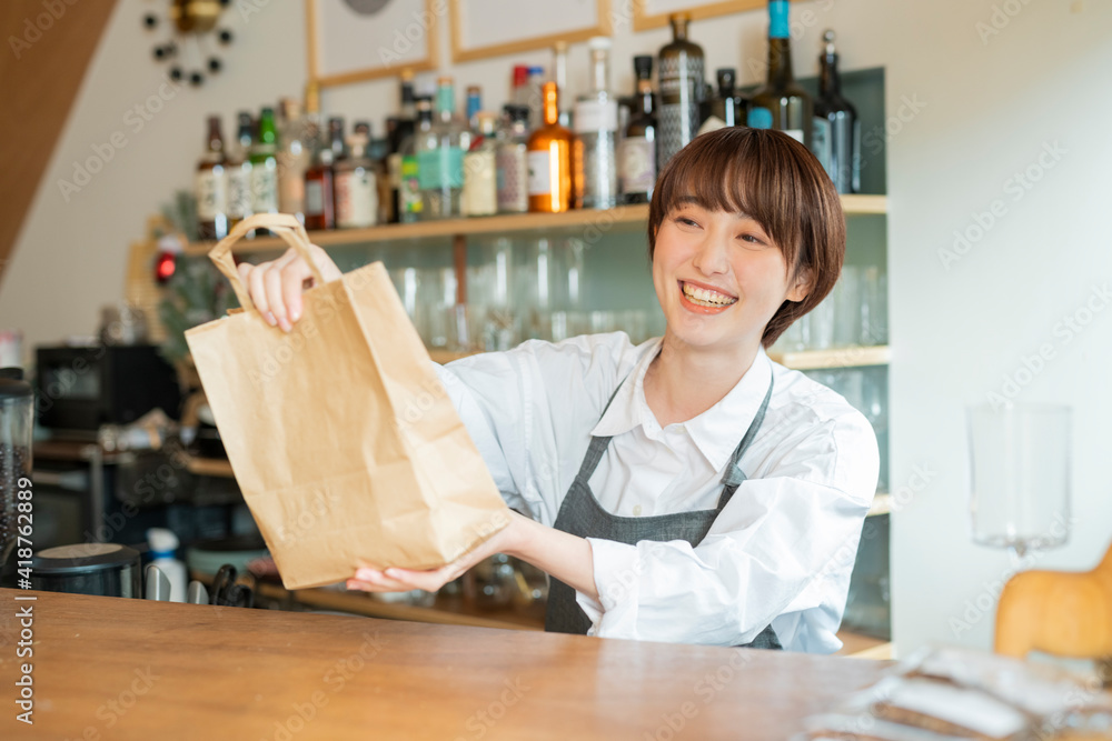 仕事をするカフェ店員 仕事をするカフェ店員