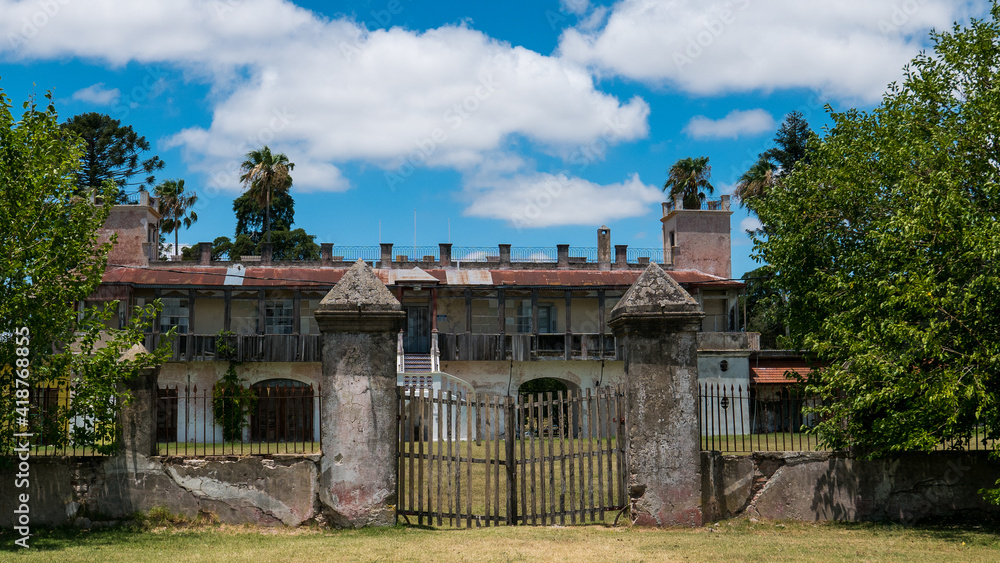 Parte exterior trasera del Castillo Mauá sin restaurar. Mercedes, Uruguay