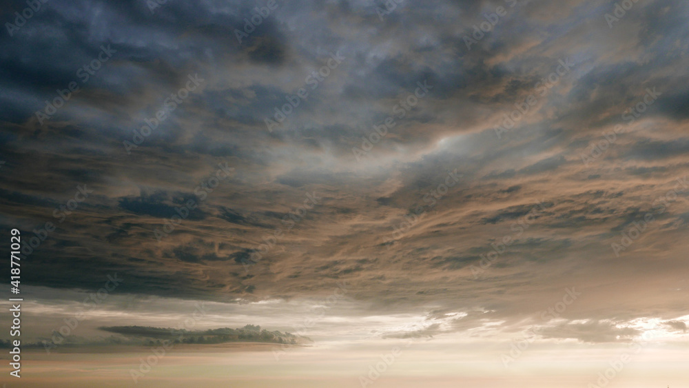 Fototapeta premium Cielo muy tormentoso con nubes de diferentes colores
