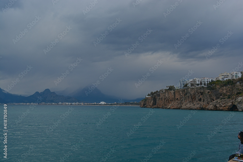 Fototapeta premium sea and mountains with foggy weather