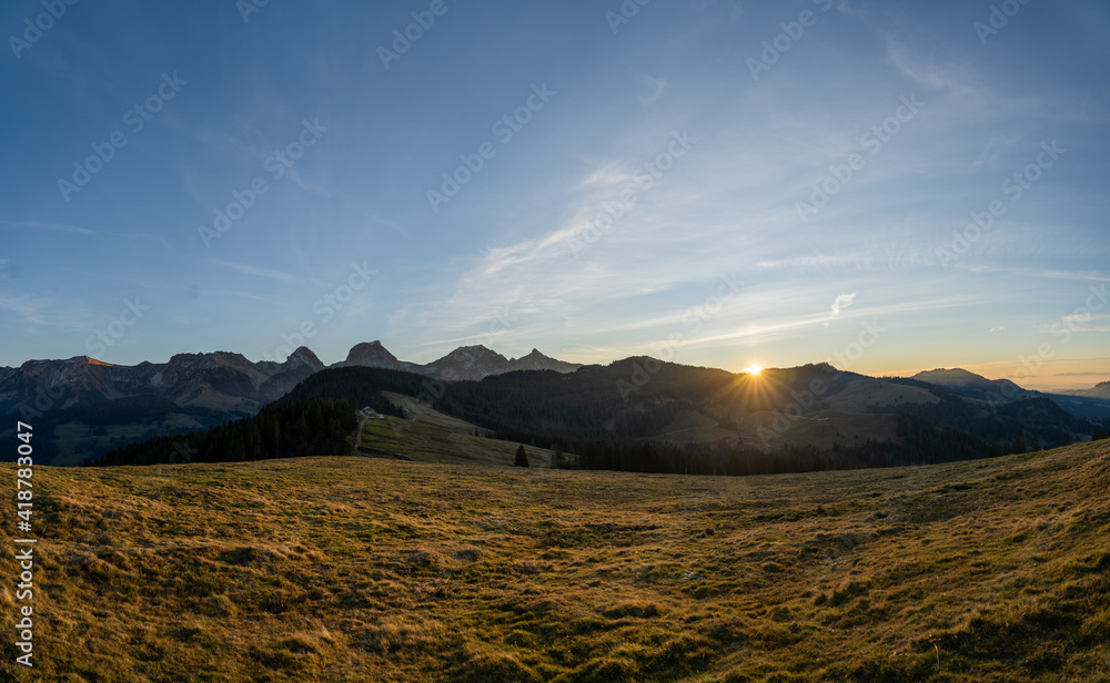 Obraz premium swiss mountains during sunset with fog and clouds and snowy mountains in the alps