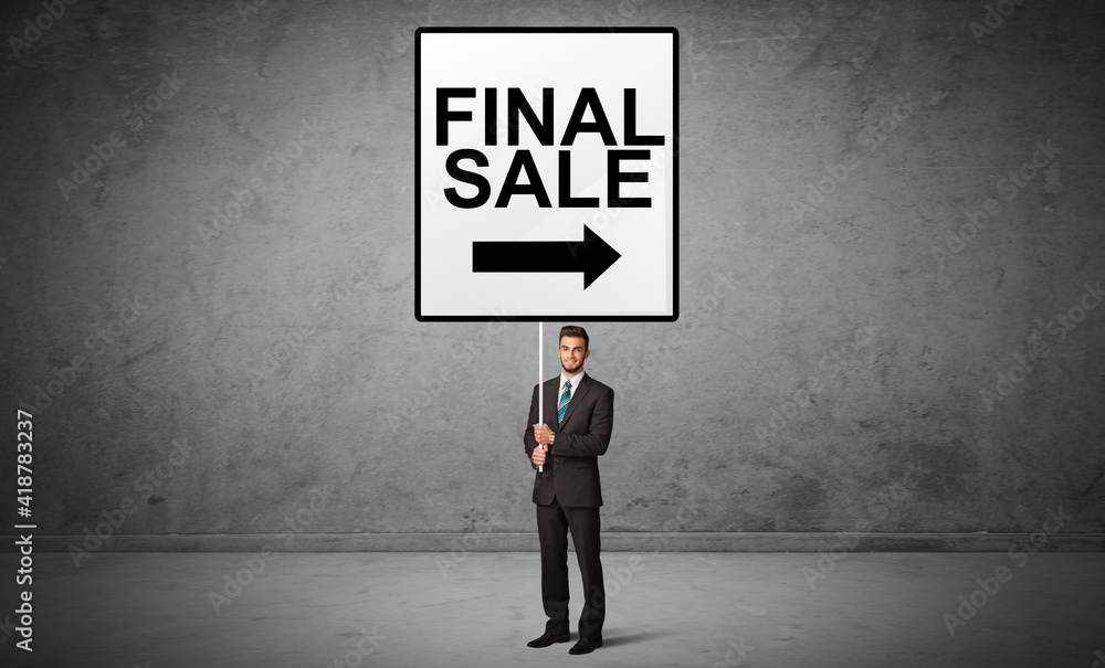 Obraz premium business person holding a traffic sign with FINAL SALE inscription, new idea concept