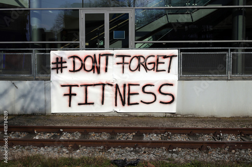 plakat mit der aufschrift don't forget fitness
