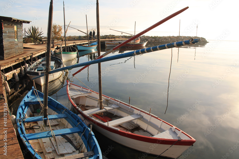 Φωτογραφία Traditional wooden boats at Bouzigues, a beautiful fishing village in the Bassin