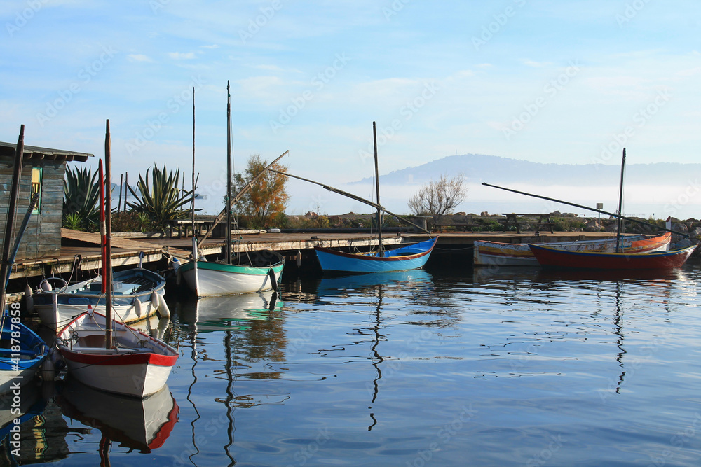 Φωτογραφία Traditional wooden boats at Bouzigues, a beautiful fishing village in the Bassin