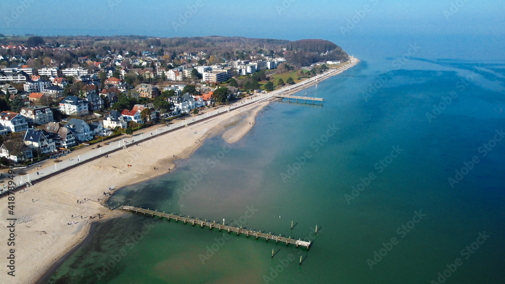 Küstenlinie Travemünde mit Strand und Wohngebiet