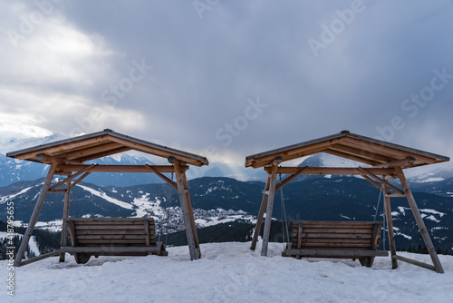 Schaukelst  hle aus Holz mit Dach