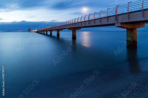 Fototapeta Naklejka Na Ścianę i Meble -  Die Seebrücke in Grömitz mit Tauchgondel zur blauen Stunde