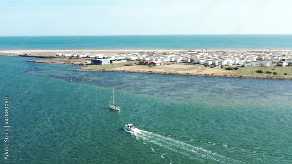 Vue aérienne de Gruissan et ses chalets en bois Vue aérienne de Gruissan et ses chalets en bois